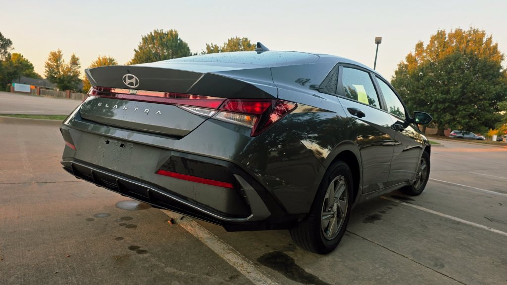 Certified 2025 Hyundai Elantra SE FWD image 8