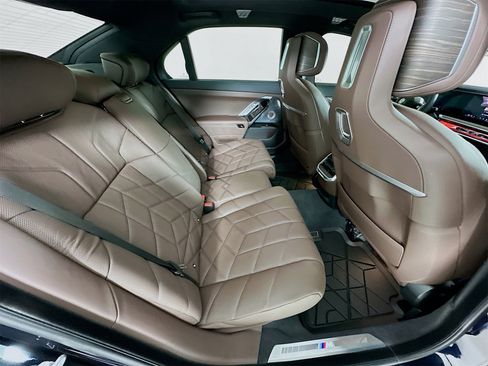 Used 2025 BMW 760i xDrive w/ Executive Package image 29