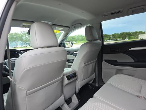 Used 2017 Toyota Highlander Plus FWD image 21