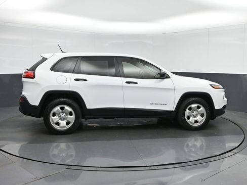 Used 2017 Jeep Cherokee Sport w/ Cold Weather Group AWD/4WD image 8