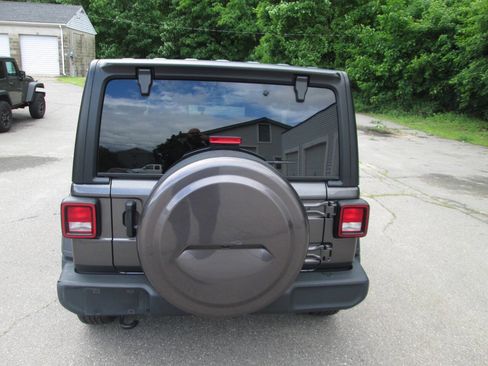 Used 2023 Jeep Wrangler 4WD Sport image 9