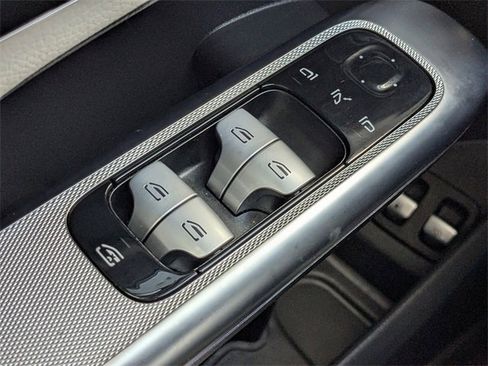 Used 2025 Mercedes-Benz GLC 350e 4MATIC image 24