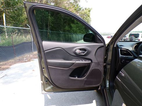 Used 2019 Jeep Cherokee Limited AWD/4WD image 22