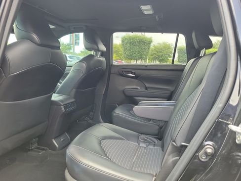 Used 2022 Toyota Highlander XSE FWD image 18