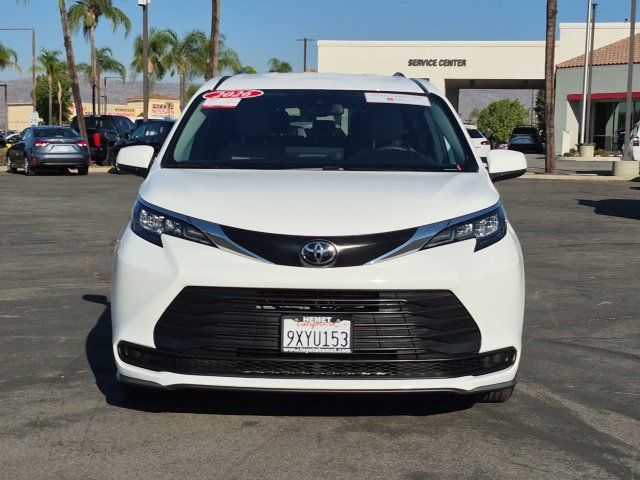 Used 2026 Toyota Sienna LE FWD image 2