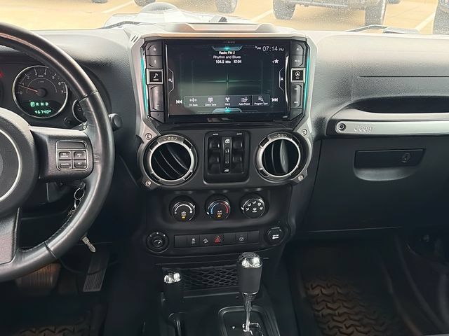 Used 2018 Jeep Wrangler Unlimited Rubicon w/ Connectivity Group AWD/4WD image 16