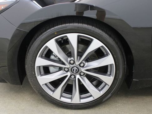 Used 2023 Nissan Maxima Platinum w/ Sport Mat Group FWD image 32