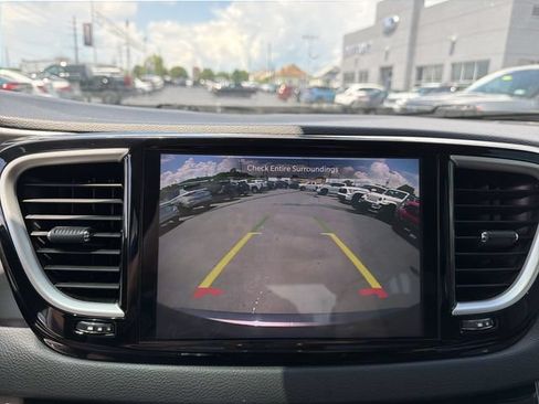 Used 2023 Chrysler Pacifica Touring-L FWD image 24