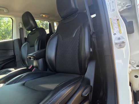 Used 2019 Jeep Compass Latitude FWD image 21