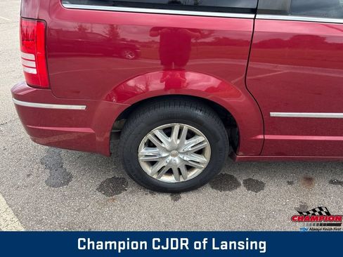 Used 2010 Chrysler Town & Country Limited w/ Flexible Seating Group FWD image 41