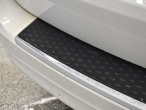 Used 2015 Chrysler Town & Country Touring w/ Driver Convenience Group image 17