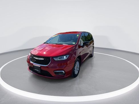 Used 2024 Chrysler Pacifica Touring-L FWD image 6