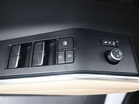 Used 2025 Toyota Highlander Limited FWD image 9