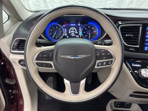 Used 2017 Chrysler Pacifica Limited FWD image 19