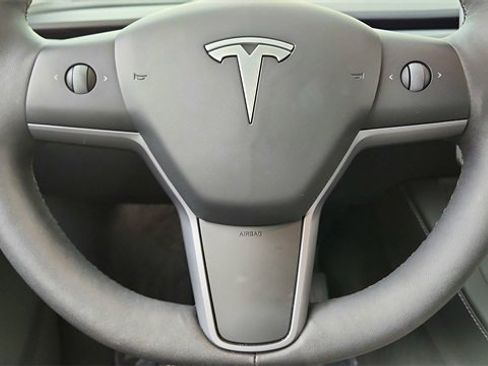 Used 2025 Tesla Model Y Long Range image 40