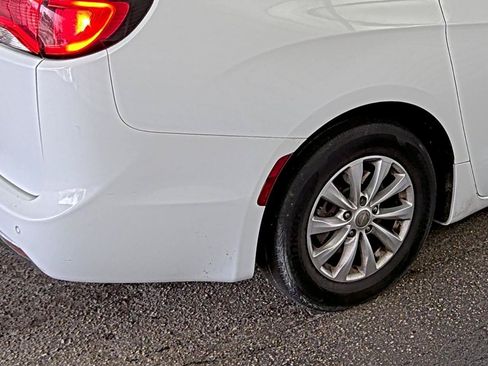 Used 2018 Chrysler Pacifica Touring-L FWD image 10
