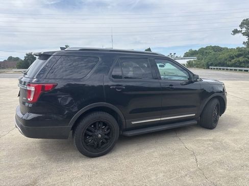 Used 2017 Ford Explorer XLT w/ Equipment Group 202A AWD/4WD image 13