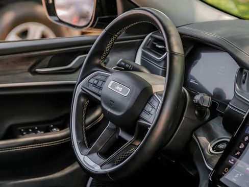 Used 2022 Jeep Grand Cherokee Limited image 24