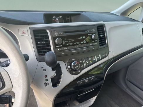 Used 2014 Toyota Sienna LE FWD image 13