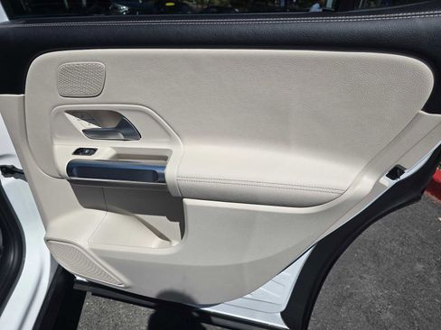 Used 2025 Mercedes-Benz GLB 250 4MATIC image 13