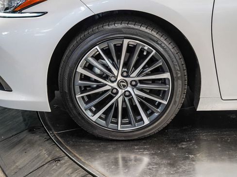 Used 2025 Lexus ES 300h w/ Premium Package FWD image 9