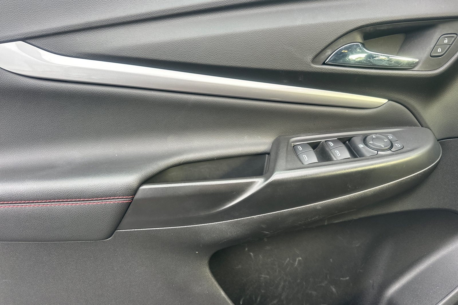Used 2023 Chevrolet Bolt EUV Premier w/ Redline Edition FWD image 11