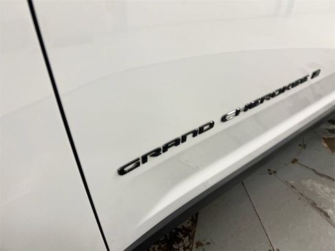 Used 2023 Jeep Grand Cherokee Altitude image 27