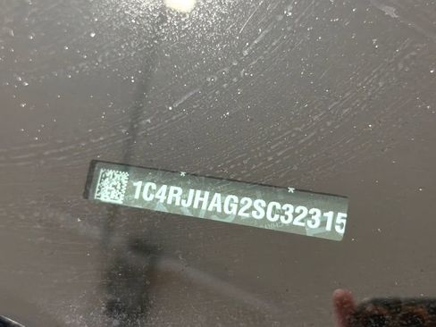 Used 2025 Jeep Grand Cherokee Altitude image 69