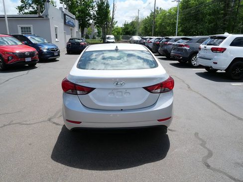 Used 2015 Hyundai Elantra SE FWD image 4