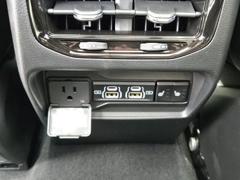 New 2025 Jeep Grand Cherokee Limited w/ Luxury Tech Group II image 17