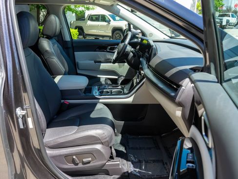 Certified 2024 Kia Carnival SX Prestige FWD image 10