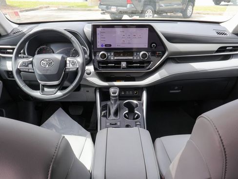 Used 2024 Toyota Highlander XLE AWD/4WD image 7