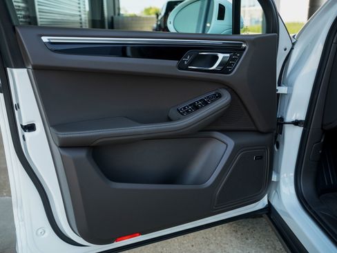 New 2026 Porsche Macan image 16