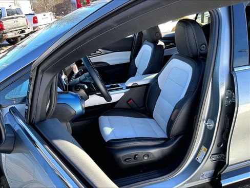 Used 2025 Chevrolet Equinox EV LT w/ Convenience Package image 10