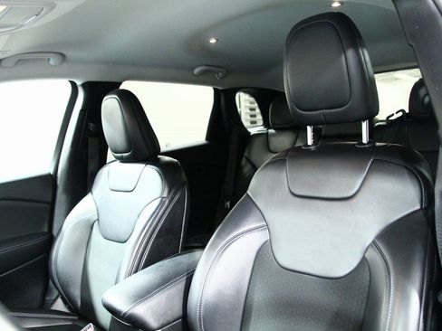 Used 2019 Jeep Cherokee Latitude Plus w/ Cold Weather Group image 18