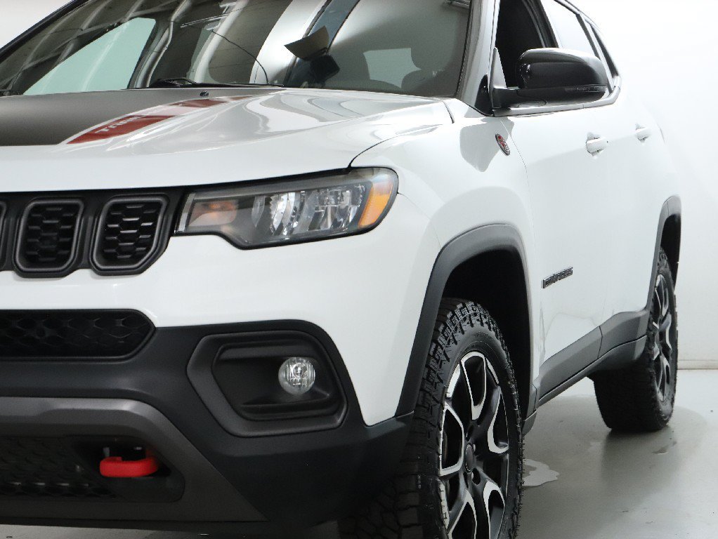 Used 2025 Jeep Compass Trailhawk AWD/4WD image 4