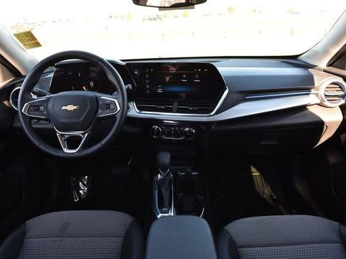 Used 2025 Chevrolet Trax LT w/ LT Convenience Package image 7