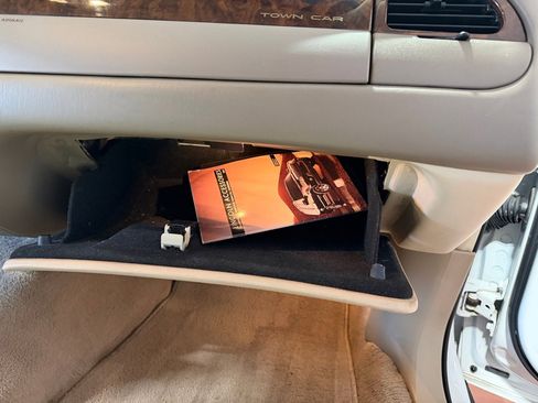 Used 2002 Lincoln Town Car Executive image 30