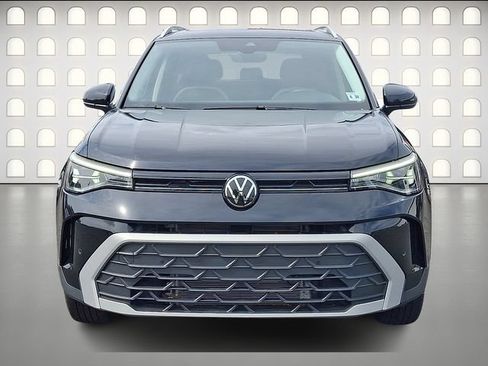 Used 2025 Volkswagen Taos SE w/ Panoramic Sunroof Package AWD/4WD image 2