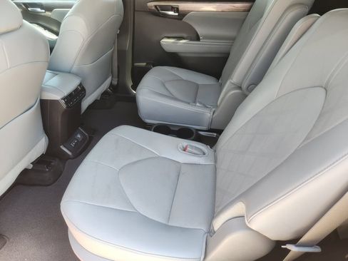 Used 2024 Toyota Highlander Platinum FWD image 26