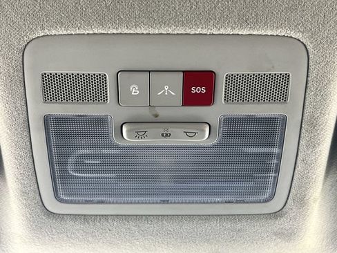 Used 2024 Hyundai Venue Limited FWD image 32