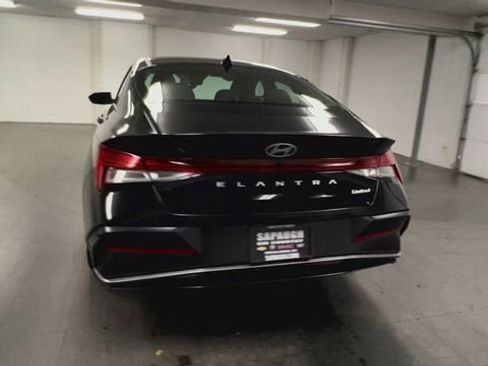 Used 2025 Hyundai Elantra Limited image 7