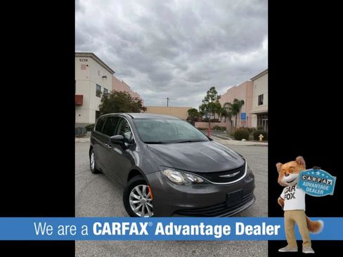 Used 2017 Chrysler Pacifica Touring w/ Tire & Wheel Group FWD image 2