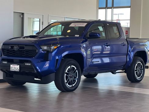 Certified 2025 Toyota Tacoma TRD Sport AWD/4WD image 8