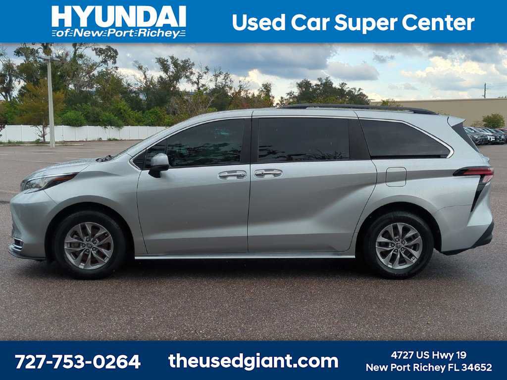 Used 2022 Toyota Sienna XLE FWD image 2