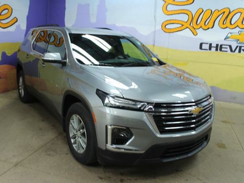 Used 2023 Chevrolet Traverse LT FWD image 2