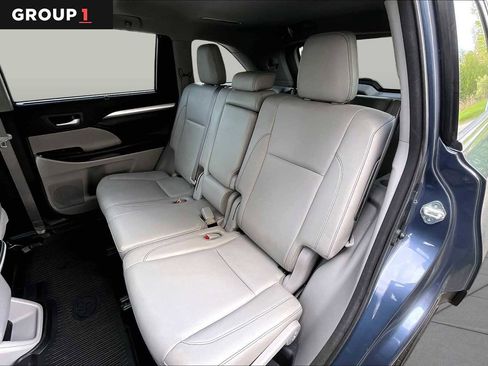 Used 2018 Toyota Highlander XLE w/ Carpet Mat Package (TMS) AWD/4WD image 21