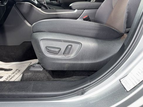 Used 2024 Toyota Highlander LE image 19