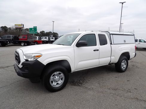 Used 2021 Toyota Tacoma SR image 3