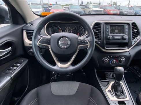 Used 2016 Jeep Cherokee Sport FWD image 6